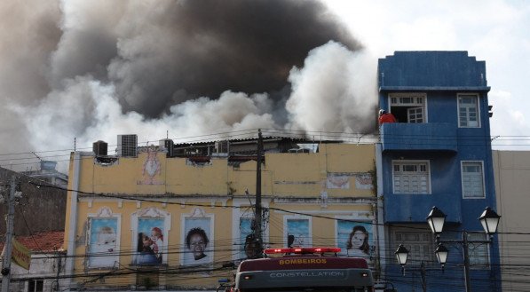 Inc&ecirc;ndio atingiu estabelecimento comercial no Recife
