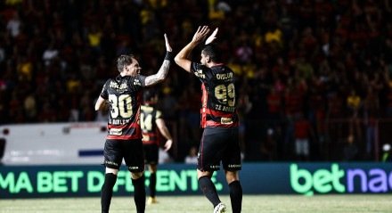 Barletta comemora gol com Zé Roberto