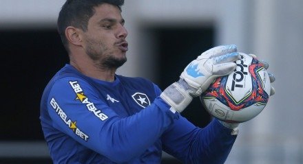  Goleiro Douglas Borges durante treino do Botafogo no Estadio Nilton Santos