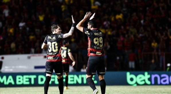 Barletta comemora gol com Zé Roberto