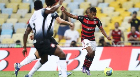 Alex Sandro prepara chute no jogo Flamengo x Corinthians