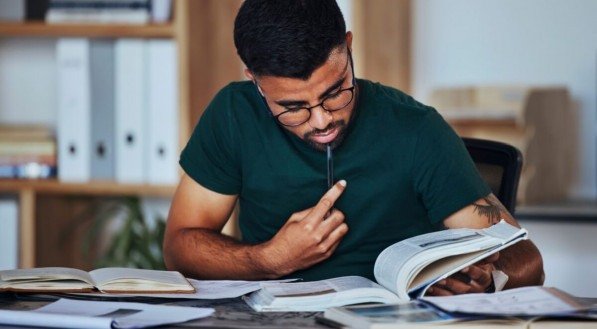 A reta final antes do exame é um período primordial da trajetória de estudos e deve ser organizada (Imagem: PeopleImages.com - Yuri A | Shutterstock)
