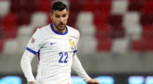 Theo Hernandez em jogo da França na Liga das Nações