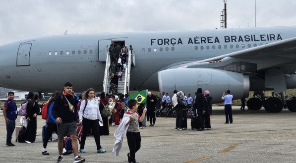 Imagem da chegada do quinto voo de repatriação de brasileiros e familiares à Base Aérea de São Paulo, na manhã desta segunda-feira, 14 de outubro