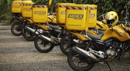 Imagem de motos enfileiradas dos Correios