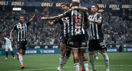 Deyverson recebe abraço de Gustavo Scarpa e Paulinho após gol do Atlético-MG