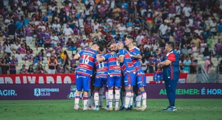 Jogadores do Fortaleza reunidos em campo