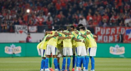 Jogadores da Seleção Brasileira abraçados antes de jogo