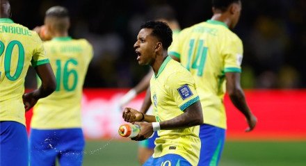 Rodrygo celebra gol pela Seleção Brasileira