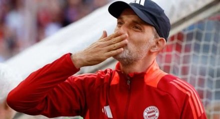 Thomas Tuchel agradece a torcida após jogo do Bayern de Munique