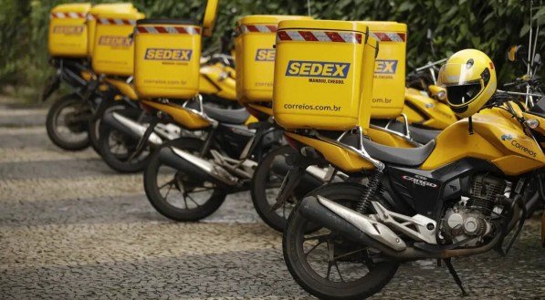 Imagem de motos enfileiradas dos Correios