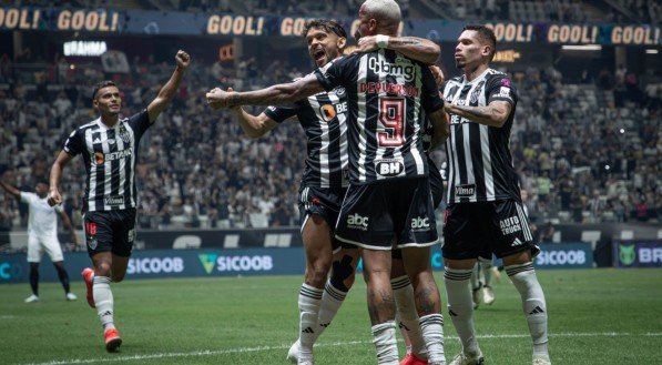 Deyverson recebe abraço de Gustavo Scarpa e Paulinho após gol do Atlético-MG