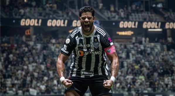 Hulk celebra com geste de força do super-herói homônimo