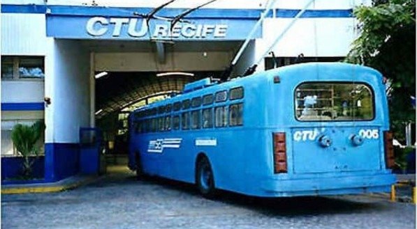 Imagem de um ônibus elétrico que rodava no Recife nos anos 60