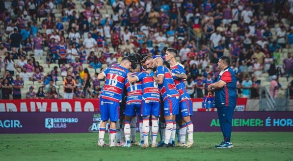 Jogadores do Fortaleza reunidos em campo