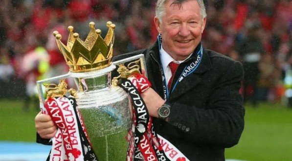 Sir Alex Ferguson com o troféu da Premier League