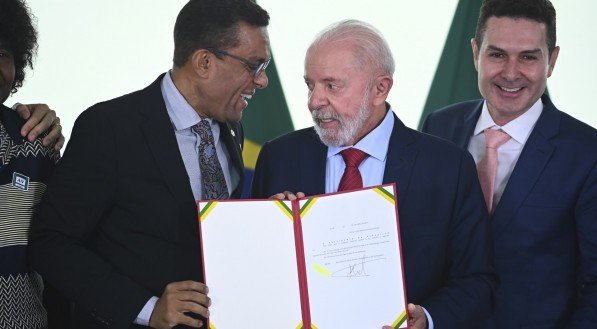 Presidente Lula e deputado Otoni de Paula, líder evangélico, na sanção da lei que instituiu o Dia Nacional da Música Gospel