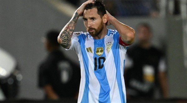 Messi, capitão da Argentina, passando a mão na cabeça