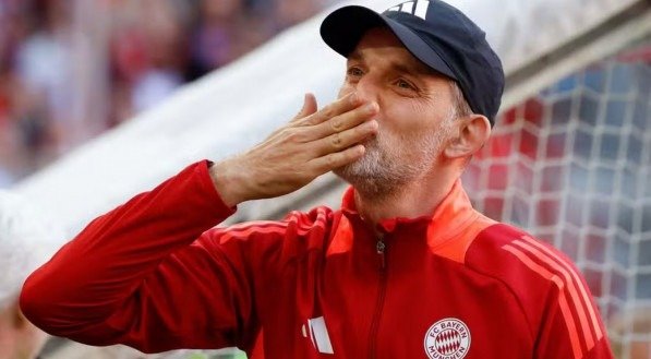 Thomas Tuchel agradece a torcida após jogo do Bayern de Munique