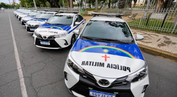 Imagem: viaturas da Polícia Militar de Pernambuco.