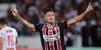 Atacante Gilvan em ação pelo Santa Cruz