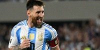 Messi sorri após marcar gol pela Seleção Argentina