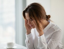 Cansado exausto empresária sentimento forte dor de cabeça no trabalho tocando templos
