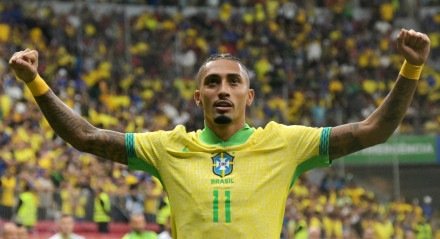 Raphinha celebra gol em partida contra o Peru pelas Eliminatórias