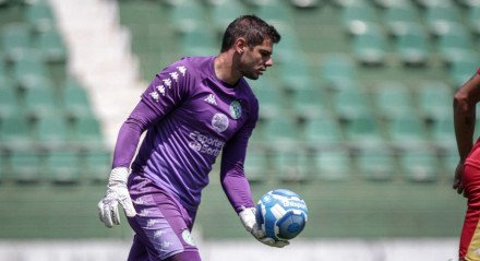 Goleiro Douglas Borges em ação pelo Guarani