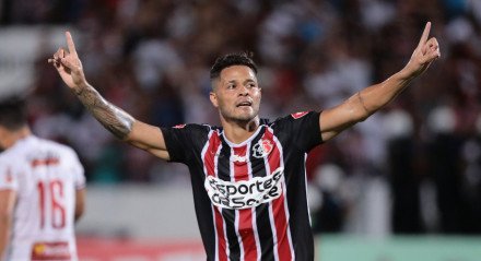 Atacante Gilvan em ação pelo Santa Cruz