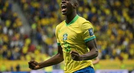 Imagem do atacante Luiz Henrique, do Botafogo, comemorando gol com a camisa da Seleção Brasileira