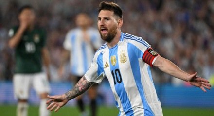 Imagem do atacante Messi comemorando um dos gols pela Argentina sobre a Bolívia