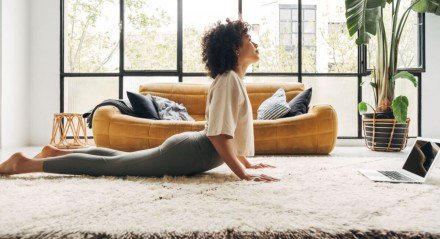 Alguns exercícios podem ajudar a melhorar as dores nas costas (Imagem: Daniel Hoz | Shutterstock)