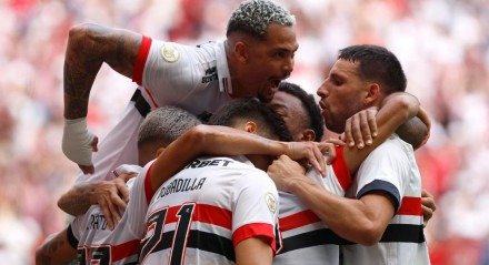 Jogadores do São Paulo celebram gol pela Série A 2024