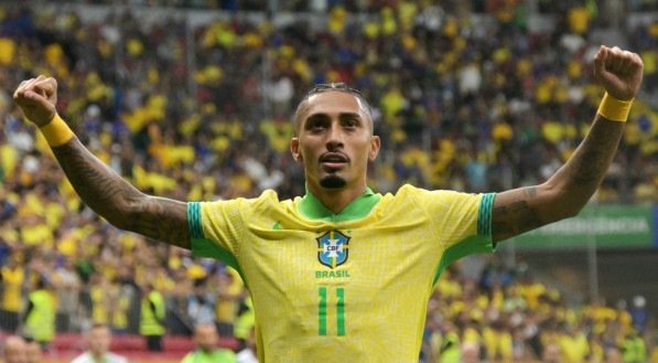 Raphinha celebra gol em partida contra o Peru pelas Eliminatórias