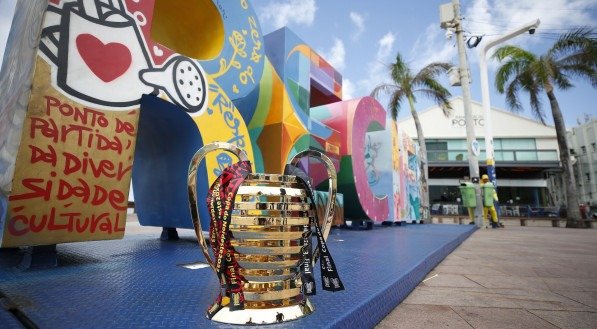 Imagem do troféu da Copa do Nordeste