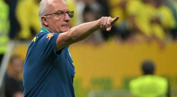 Imagem do técnico Dorival Júnior na beira do campo do jogo entre Brasil x Peru no Mané Garrincha