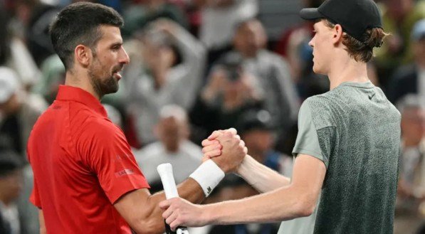 Imagem de Novak Djokovic e Jannik Sinner no ATP de Xangai