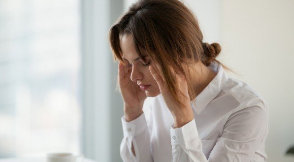 Cansado exausto empresária sentimento forte dor de cabeça no trabalho tocando templos
