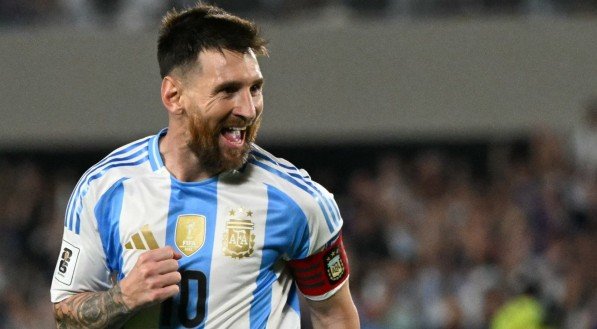 Messi sorri após marcar gol pela Seleção Argentina