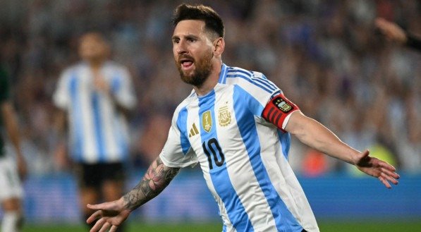 Messi com os braços abertos e língua para fora em comemoração