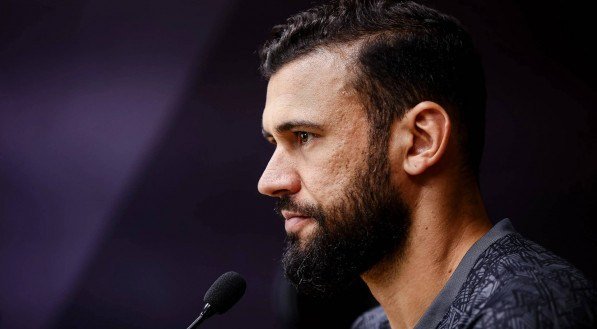 Imagem do zagueiro Luciano Castán em entrevista coletiva pelo Sport