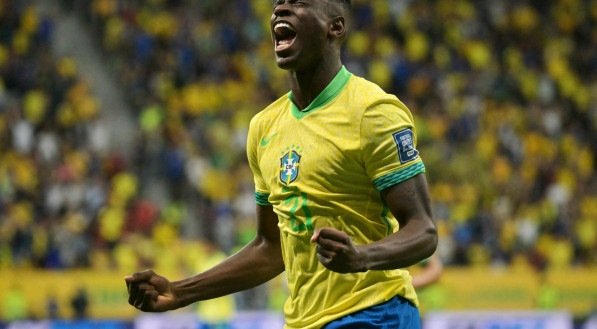 Imagem do atacante Luiz Henrique, do Botafogo, comemorando gol com a camisa da Seleção Brasileira