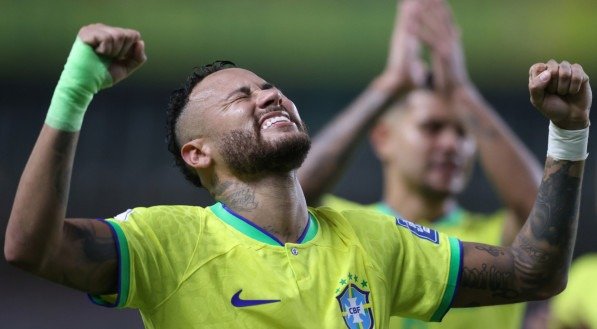 Neymar com os braços erguidos ao celebrar gol pela Seleção Brasileira