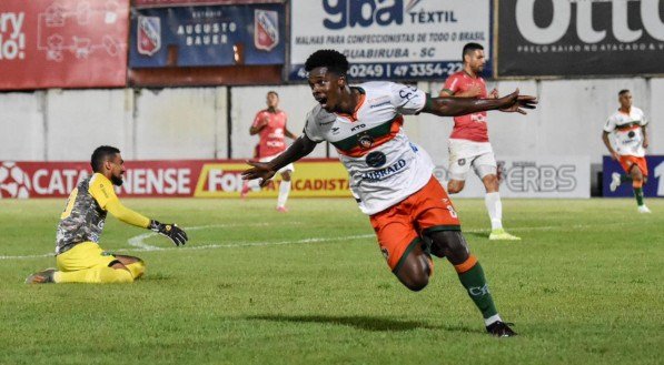 Volante Wagner Balotelli celebrando gol pelo Camboriú-SC