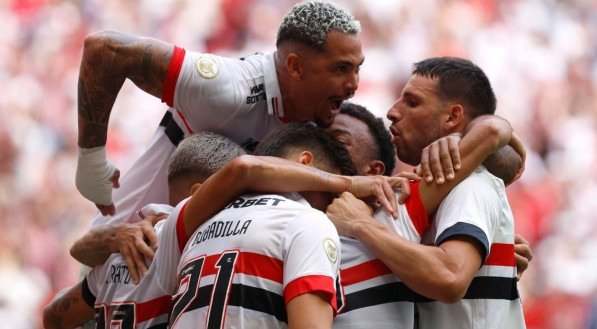 Jogadores do São Paulo celebram gol pela Série A 2024