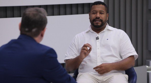 Em sabatina, Vini Castello promete transporte complementar, Compaz e enaltece apoio de João Campos