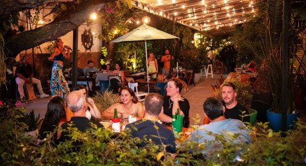 Pessoas reunidas na Downtown Beer Garden
