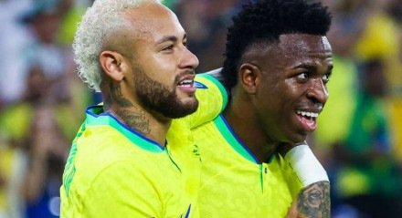 Neymar e Vinícius Júnior com a camisa da Seleção Brasileira