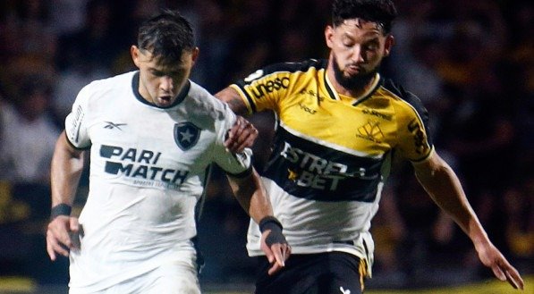 Tiquinho em disputa com Arthur em Botafogo x Criciúma no 1° turno